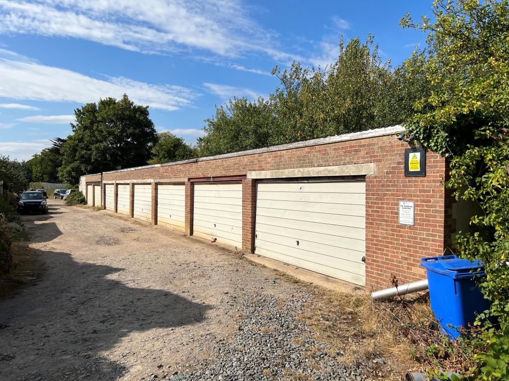 Lot: 5 - NINE LOCK-UP STORES ON A PLOT OF 0.40 ACRES - 